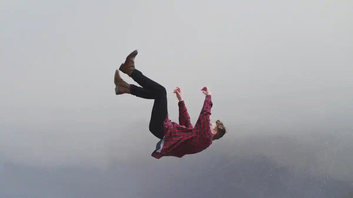 Person falling through a foggy sky, symbolizing the collapse of political illusions and the return of geopolitical reality.